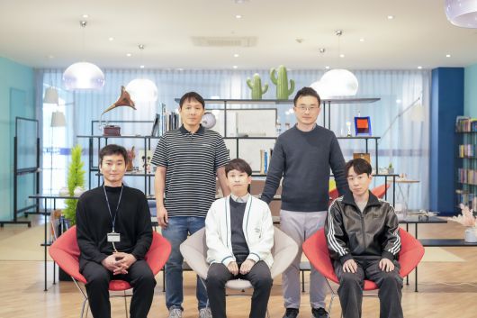 이번 연구를 수행한 UNIST 연구진. 장지욱(오른쪽 상단부터 반시계 방향) 교수, 서관용 교수, 이명현 연구원, 진원주 박사, 장원식 박사.[UNIST 제공]