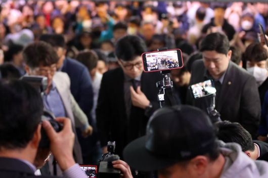 국민의힘 대선 경선 주자인 한동훈 전 대표가 16일 대구도시철도1호선 중앙로역 대구지하철 화재참사 기억공간을 방문하고 시민들을 만나고 있다. [연합