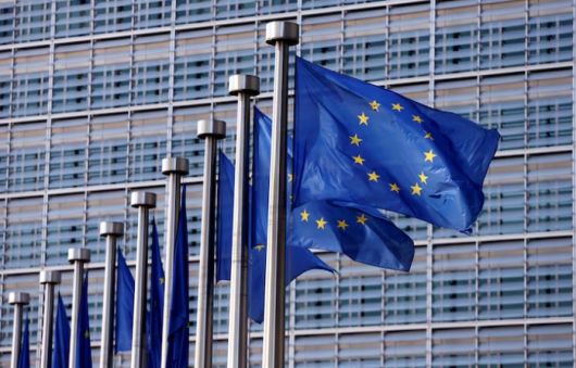 지난 2016년 4월 벨기에 브뤼셀의 유럽연합집행위원회(EC) 본부 밖에서 유럽연합(EU)을 상징하는 깃발들이 펄럭이고 있다. [로이터]