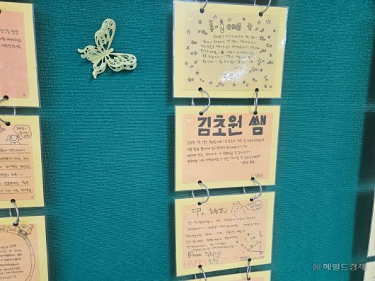 기억교실 2학년 3반 교실 뒤편 게시판에는 고(故) 김초원 선생님을 향한 학생들의 생일 축하 편지가 걸려 있다. 안산=이용경 기자