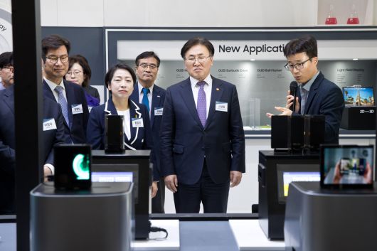 유상임 과학기술정보통신부 장관이 16일 오후 대전광역시 유성구 대전컨벤션센터에서 열린 ‘2025 대한민국 과학기술축제 개막식’ 에 참석해 ‘삼성 디스플레이’ 전시관에서 설명을 듣고 있다.[과기정통부 제공]