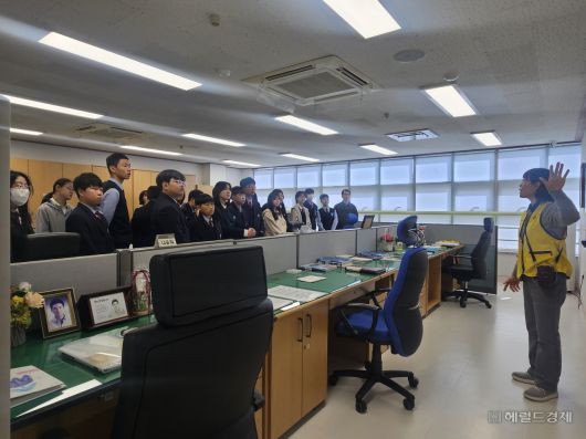 경기도 평택시에 있는 포승중학교 1학년 학생들은 16일 오전 10시 안산시 단원고 4·16기억교실을 찾았다. 학생들이 단원고 교무실을 그대로 재현한 공간에서 기억교실 해설사의 설명을 듣고 있다. 안산=이용경 기자