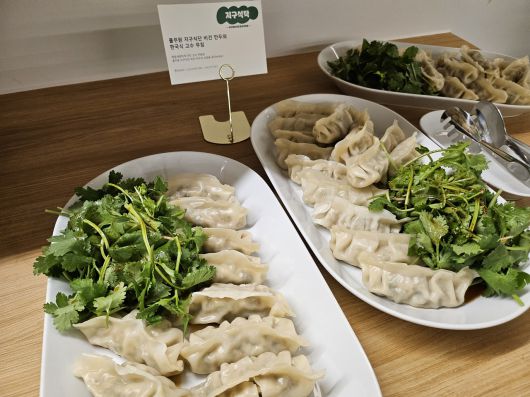 지난 16일 서울 성동구 헤이그라운드에서 진행된 ‘지구식탁 토크콘서트’에서 제공한 저탄소 음식이 접시에 담겨 있다. 김광우 기자.