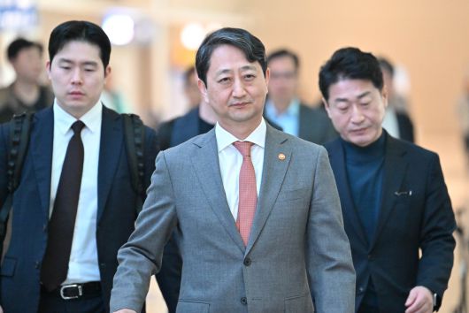 안덕근(가운데) 산업통상자원부 장관이 지난달 20일 오전 인천국제공항 제2터미널을 통해 워싱턴 D.C로 출국하고 있다.  영종도=임세준 기자