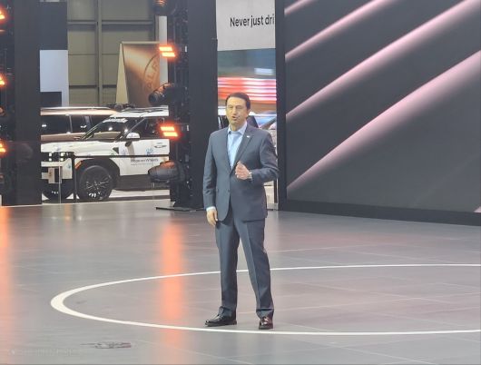 호세 무뇨스 현대자동차 대표이사 사장이 16일(현지시각) 미국 뉴욕 제이콥 재비츠 컨벤션 센터에서 열린 ‘2025 뉴욕 국제 오토쇼’에서 현대차그룹의 미국 현지 투자 현황을 소개하고 있다. 뉴욕=서재근 기자