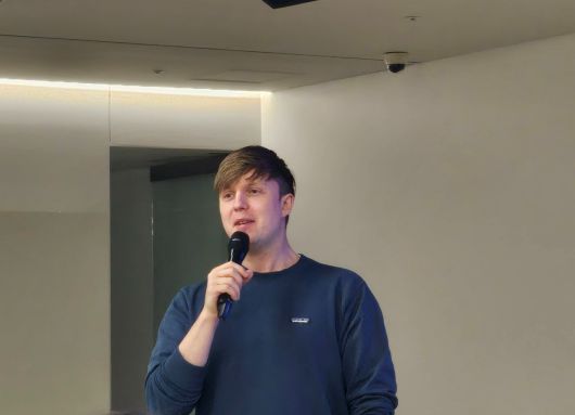 16일 서울 성동구 헤이그라운드에서 진행된 ‘지구식탁 토크콘서트’에 참석한 줄리안 퀸타르트 유럽연합 기후행동 친선대사가 발언하고 있다. 김광우 기자.