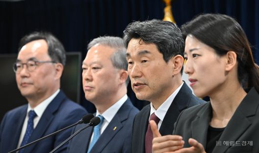 이주호(오른쪽 두 번째) 사회부총리 겸 교육부 장관이 17일 오후 서울 종로구 정부서울청사에서 2026학년도 의대 모집인원 조정 방향 관련 브리핑을 하고 있다. 이날 브리핑을 통해 정부는 2026학년도 의대 모집인원을 증원 이전 규모인 3058명으로 확정했다. 임세준 기자