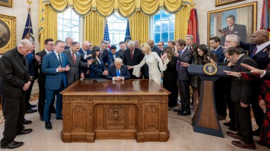 백악관 직속 종교자유위원회 수장인 폴라 화이트(가운데 흰색 원피스) 목사가 도널드 트럼프 미국 대통령(가운데)와 함께 기도하고 있다. [백악관 공식 사진]