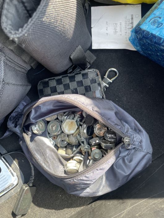 경찰이 대포차 전문 유통업자 A씨·B씨의 업장에서 압수한 번호판 고정 캡들로, 번호판 갈이를 위해 보관됐던 것으로 확인됐다. [서울경찰청 제공]