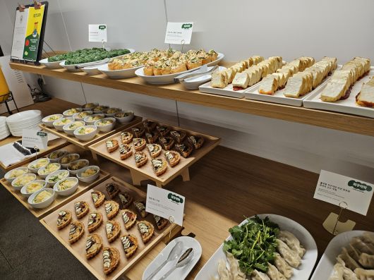 지난 16일 서울 성동구 헤이그라운드에서 진행된 ‘지구식탁 토크콘서트’에서 제공한 저탄소 음식이 접시에 담겨 있다. 김광우 기자.