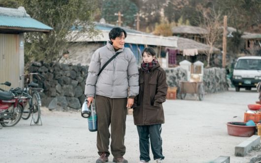 넷플릭스 ‘폭싹 속았수다’에서 국민 아부지 ‘양관식’이 된 박해준. 회색 패딩을 보기만 해도 눈물이 나오는 증상을 창궐시켰다.