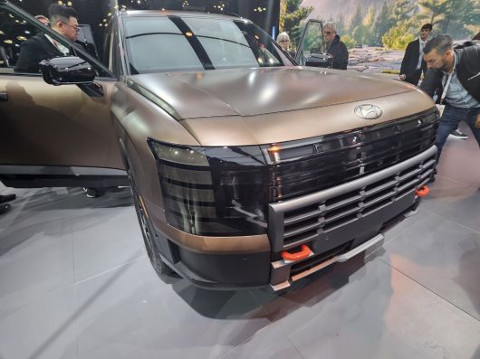 뉴욕 오토쇼 관람객들이 ‘팰리세이드 XRT Pro’를 살펴보고 있다. 뉴욕=서재근 기자