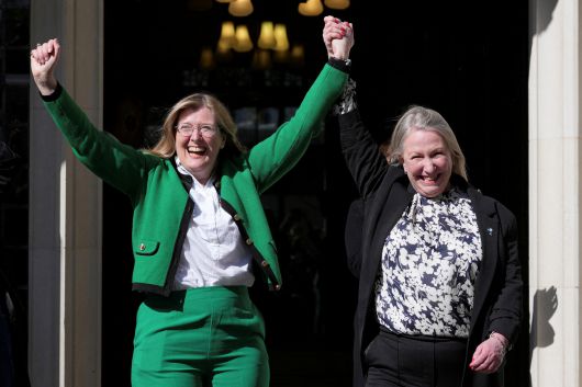 수전 스미스와 마리온 칼더가 2025년 4월 16일(현지시간) 영국 런던 대법원 앞에서 ‘For Women Scotland’가 제기한 항소 사건의 판결을 축하하고 있다. 이번 판결은 성별 인정 증명서를 소지한 트랜스젠더 여성이 영국 평등법상 ‘여성’으로 인정되는지를 둘러싼 쟁점을 다뤘다. [로이터=연합]