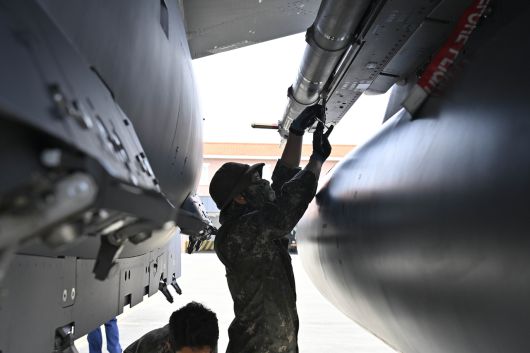 한미 공군은 17일부터 5월 2일까지 공군 광주기지에서 2주에 걸쳐 대규모 연합공중훈련 ‘프리덤 플래그’ 훈련을 실시한다. 한국 공군 정비요원이 광주기지로  전개한 F-15K 전투기를 점검하고 있다. [공군 제공]