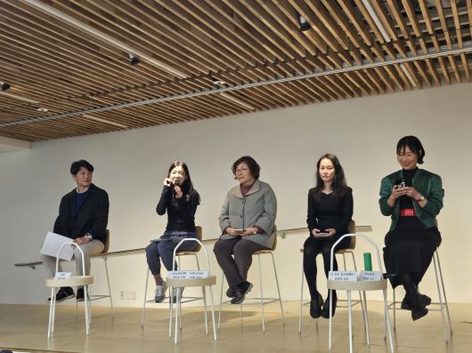 16일 서울 성동구 헤이그라운드에서 진행된 ‘지구식탁 토크콘서트’에 참석한 윤지로(왼쪽에서 두번째) 작가가 발언하고 있다. 김광우 기자.