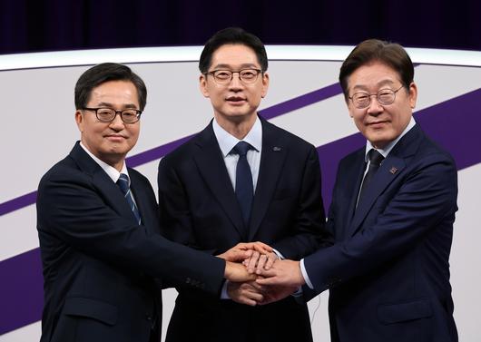 더불어민주당 대선 경선에 출마한 이재명(오른쪽부터) 후보, 김경수 후보, 김동연 후보가 18일 오후 서울 상암동 MBC에서 열린 더불어민주당 대선 후보 경선 첫 TV토론회에 참석해 기념촬영을 하고 있다. 국회사진기자단
