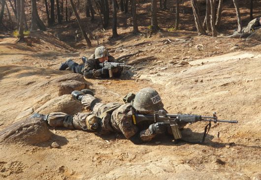 대선정국이 본격화되면서 병역제도를 둘러싼 논쟁이 가열되는 가운데 모병제가 뜨거운 감자로 떠올랐다. 훈련병들이 신병교육대 각개전투훈련장에서 훈련하는 모습. 자료사진. [연합]