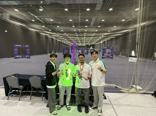 드론 챔피언쉽에서 3위를 차지한 KAIST팀. 박성준(왼쪽부터) 석사과정, 한동훈 박사과정,마울라나 아자리 박사과정,유제인 석사과정.[KAIST 제공]