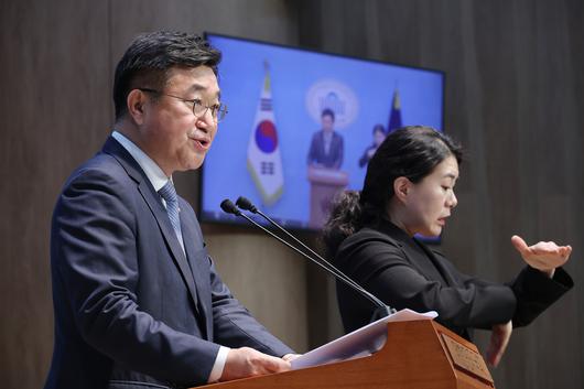 18일 서울 여의도 국회 소통관에서 윤호중 선대위원장이 더불어민주당 이재명 대선 경선 후보의 영남권 공약 관련 브리핑을 하고 있다. [연합]