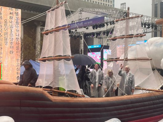 언더우드 선교사의 4대손 피터 언더우드 씨(오른쪽)와 아펜젤러 선교사의 5대손 매튜 셰필드(왼쪽) 씨가 19일 서울 광화문광장에서 열린 ‘2025 부활절 퍼레이드’ 에 참여하고 있다. [김현경 기자]