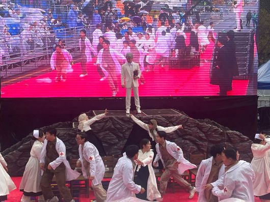 19일 서울 광화문광장에서 열린 ‘2025 부활절 퍼레이드’ 중 뮤지컬 형식의 전문 공연이 펼쳐지고 있다. [김현경 기자]