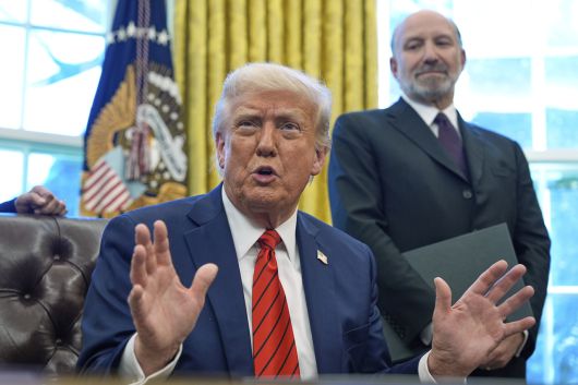 하워드 러트닉 미 상무장관이 지난 17일(현지시간) 백악관에서 도널드 트럼프 대통령을 옆에서 보좌하며 지켜보고 있다. [AP]