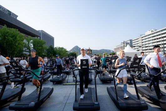 2024년 광화문광장에서 열린 ‘손목닥터 9988’ 1백만명 참여 기념행사 무동력 트레드밀 걷기 챌린지 모습. [서울시 제공]