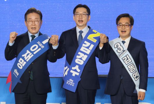 더불어민주당 대선 경선 후보들이 19일 오후 충북 청주체육관에서 열린 ‘제21대 대통령선거 후보자 선출을 위한 충청권 합동연설회’에 참석한 모습. 왼쪽부터 이재명, 김경수, 김동연 후보. [연합]