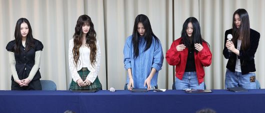 걸그룹 뉴진스가 2024년 11월 28일 서울 강남구 스페이스쉐어 삼성역센터에서 열린 전속계약 해지 관련 기자회견에 참석해 있다. 왼쪽부터 해린, 다니엘, 민지, 하니, 혜인. [연합]