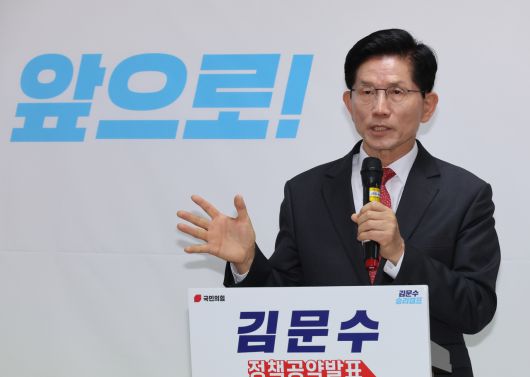 김문수 국민의힘 대선 경선 후보가 18일 서울 여의도 선거사무소에서 기업하기 좋은 대한민국 만들기를 주제로 경제 분야 공약을 발표하고 있다. [연합]