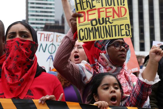 19일(현지시간) 미국 뉴욕에서 열린 ‘이주민 보호, 지구 보호’ 집회에서 사람들이 행진하고 있다. [로이터]