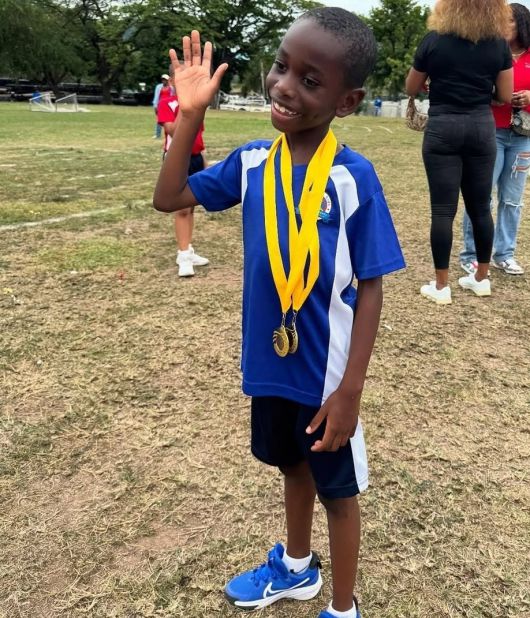 프레이저의 아들 지온은 장애물 달리기 종목에서 1등으로 결승선을 통과한 뒤 메달을 목에 걸고 있는 모습. [엑스(X·옛 트위터] 캡처]