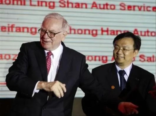 중국 전기차업체 비야디(BYD)의 차량이 고급운전자지원시스템(ADAS) ‘신의눈(天神之眼·God’s eye)’을 이용해 원격 주차를 하는 모습. [유튜브 갈무리]