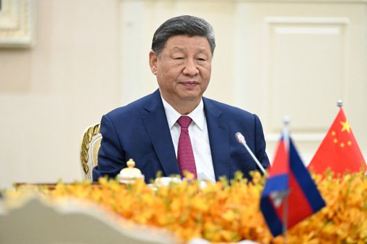 시진핑 중국 국가주석이 지난 17일(현지시간) 훈센 캄보디아 상원의장을 만나기 위해 캄보디아 프놈펜 평화궁전에 도착한 모습(사진은 기사 내용과 직접적 관련 없음). [로이터]