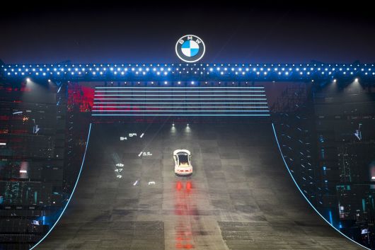 급경사를 오르고 있는 BMW 그룹의 고성능 시험 차량 ‘BMW 비전 드라이빙 익스피리언스’ [한국자동차기자협회 제공]