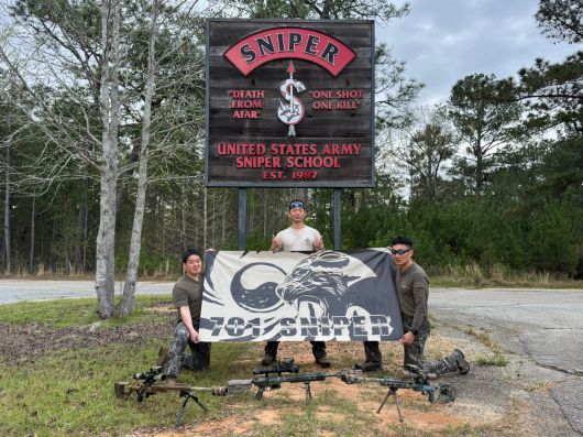 육군 1군단 특공연대 저격수팀은 4~10일 미국 조지아주 포트무어에서 개최된 ‘2025년 미 국제 저격수대회’에 참가해 ‘국제부문 1위’의 성적을 거두었다. 대회에 참가한 1군단 특공연대 저격수팀 이동석 중사(왼쪽), 장제욱 중사(중앙)와 박대운 상사(오른쪽)가 기념사진을 촬영하는 모습. [육군 제공]