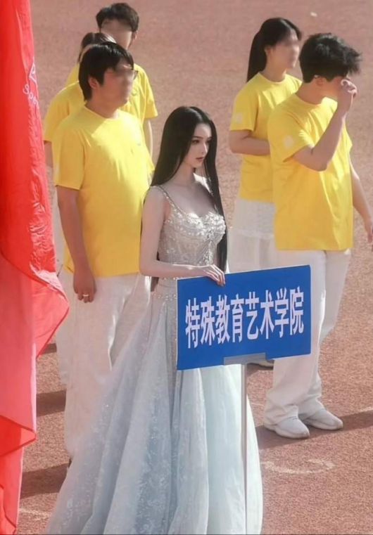 비현실적 외모로 화제된 중국 여대생 [샤오훙슈 갈무리]