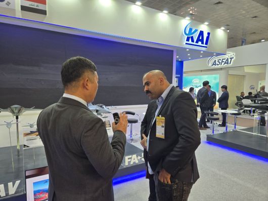 지난 19~22일(현지시간) 이라크 바그다드에서 ‘IQDEX 2025’가 열렸다. 전시회에 참가한 한국항공우주산업(KAI) 부스를 찾은 이라크 총리. [KAI 제공]