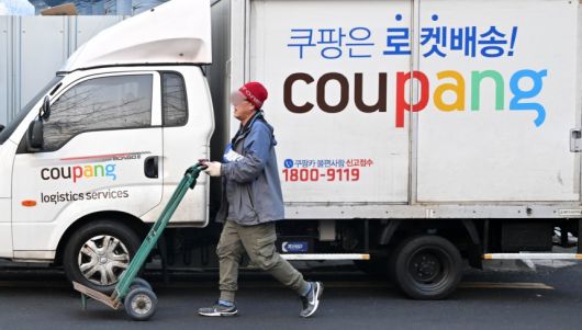 서울 시내 쿠팡 물류센터에서 한 직원이 배송준비를 하고 있다. 임세준 기자