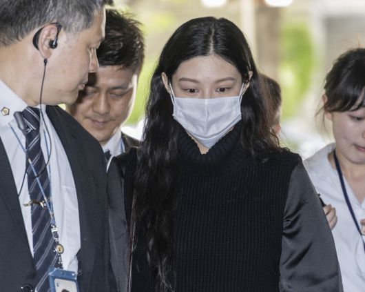 ‘입시비리’ 혐의를 받는 조국혁신당 조국 전 대표의 딸 조민 씨가 23일 서울 서초구 서울중앙지법에서 열린 항소심 선고 공판에 출석하고 있다. [연합]