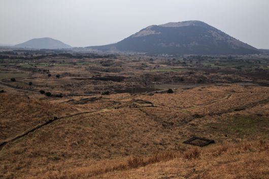 용눈이 오름에서 본 다랑쉬 오름