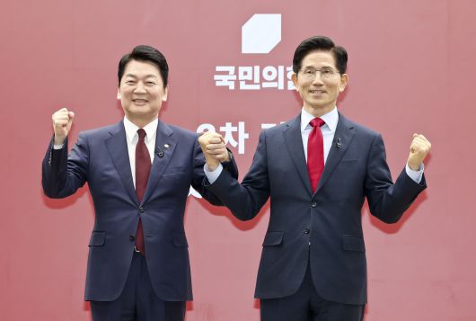안철수(왼쪽) 국민의힘 경선후보와 김문수 후보가 23일 서울 영등포구 국민의힘 중앙당사에서 열린 2차 경선 토론회 미디어데이에서 포즈를 취하고 있다. [국회사진기자단]