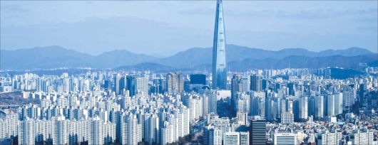 서울 송파구 롯데월드타워 및 잠실동 일대 아파트단지 모습  임세준 기자