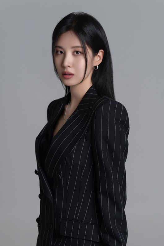 극 중 부마자 은서 역의 정지소와 맞붙는 서현. 꿈에서도 정지소에 맞서 구마를 할 정도로 둘은 강렬한 연기를 나눴다고 한다.