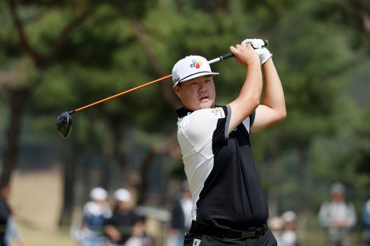 임성재가 24일 KPGA 투어 우리금융 챔피언십 3번홀에서 드라이버로 세컨드샷을 하는 모습    [KPGA 제공]