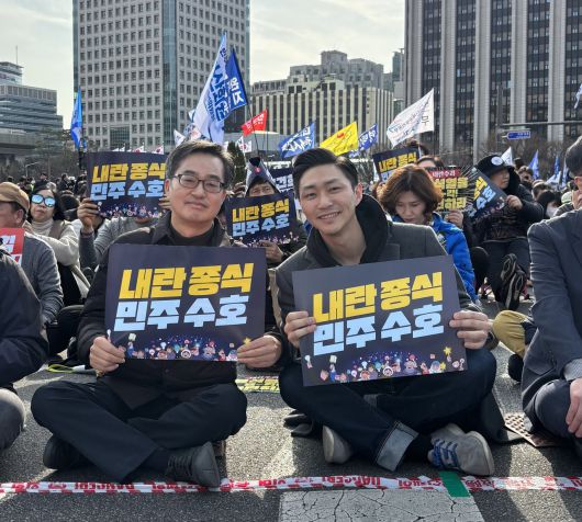 김동연 더불어민주당 대선 경선후보와 김종대 유쾌한캠프 청년·외신대변인. [유쾌한캠프 제공]