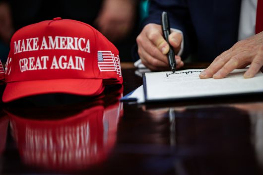 도널드 트럼프 미국 대통령이 23일(현지시간) 워싱턴 DC 백악관 집무실에서 행정명령에 서명하는 모습. [UPI]