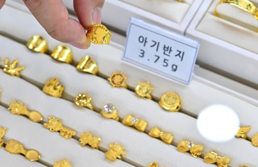 지난 2월 12일 오전 서울 종로구 한국금거래소에서 직원이 돌반지를 진열하고 있다. 임세준 기자