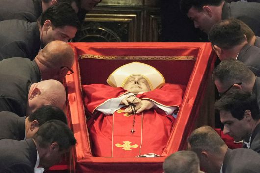 프란치스코 교황의 시신이 23일(현지시간) 바티칸의 성 베드로 대성당에 안치되고 있다. [로이터]