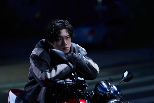 영화 ‘파과’속 떠오르는 젊은 실력자 ‘투우’를 배우 김성철이 연기했다./NEW